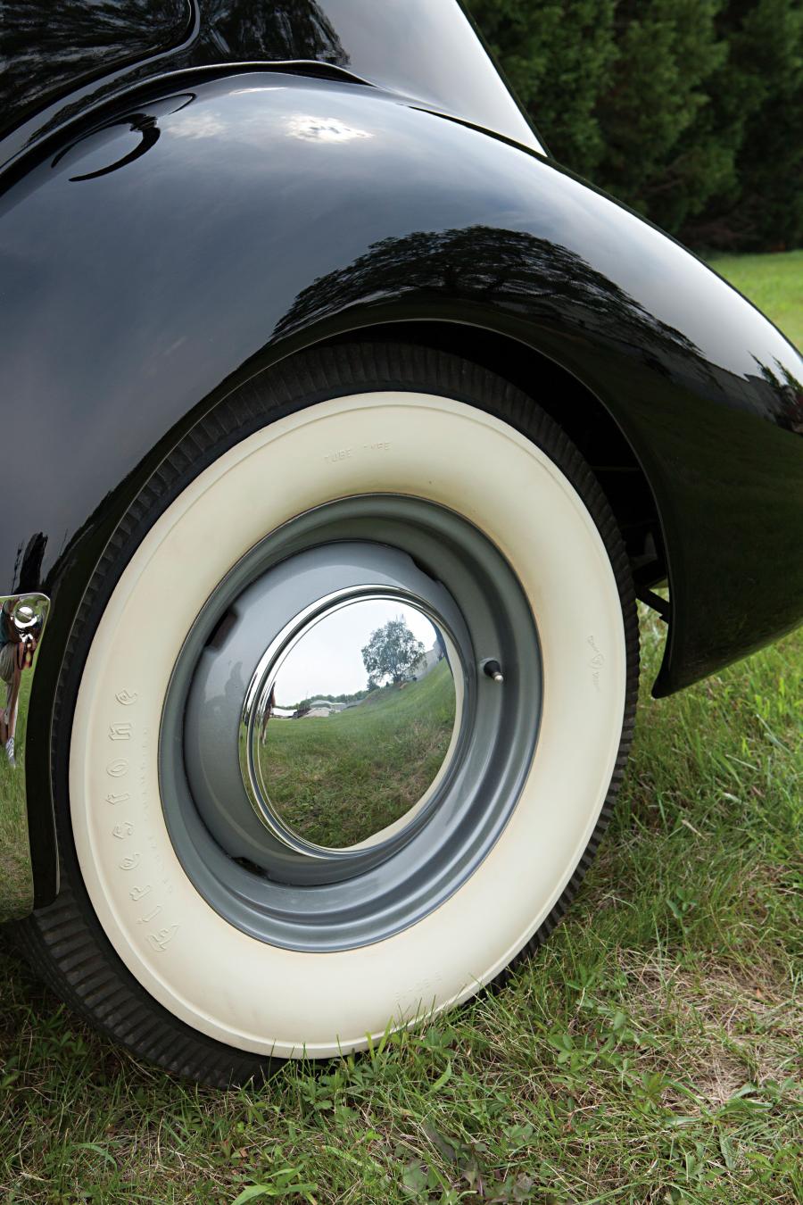 Колеса Graham Model 113 Custom Hollywood Supercharged Sedan 1941 года  (фото 43 из 53)